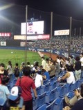 神宮球場での試合終了後の外野スタンド